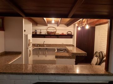 ENCANTADORA CASA EN VENTA A 20 METROS DE LA PLAYA CON VISTA AL MAR EN CRUCITA