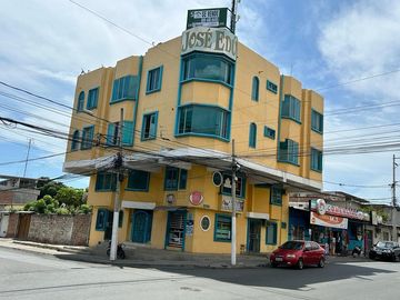 EDIFICIO RENTERO ESQUINERO EN VENTA EN EL CENTRO DE MANTA ECUADOR
