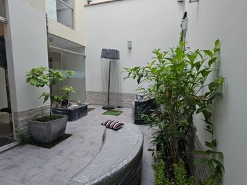 San Isidro: Venta de Casa de Tres Pisos + Terraza con Piscina. A PASOS DEL OLIVAR.
