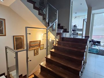 San Isidro: Venta de Casa de Tres Pisos + Terraza con Piscina. A PASOS DEL OLIVAR.