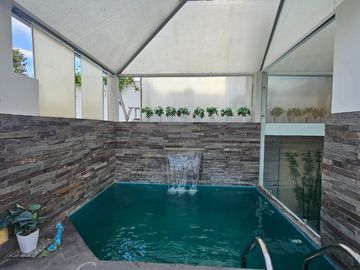 San Isidro: Venta de Casa de Tres Pisos + Terraza con Piscina. A PASOS DEL OLIVAR.
