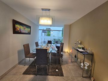 San Isidro: Venta de Casa de Tres Pisos + Terraza con Piscina. A PASOS DEL OLIVAR.