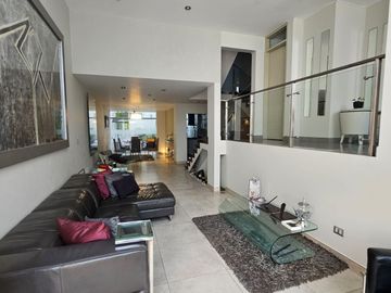 San Isidro: Venta de Casa de Tres Pisos + Terraza con Piscina. A PASOS DEL OLIVAR.