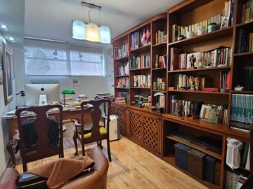 San Isidro: Venta de Casa de Tres Pisos + Terraza con Piscina. A PASOS DEL OLIVAR.