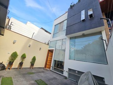 San Isidro: Venta de Casa de Tres Pisos + Terraza con Piscina. A PASOS DEL OLIVAR.