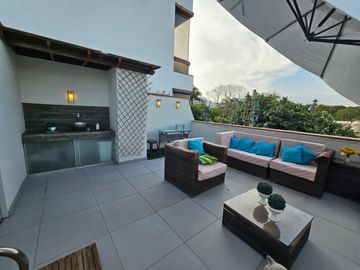 San Isidro: Venta de Casa de Tres Pisos + Terraza con Piscina. A PASOS DEL OLIVAR.