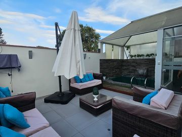 San Isidro: Venta de Casa de Tres Pisos + Terraza con Piscina. A PASOS DEL OLIVAR.