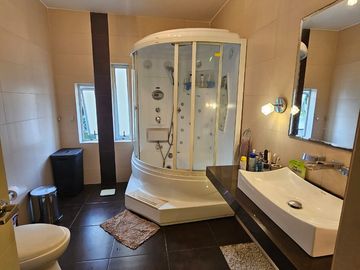 San Isidro: Venta de Casa de Tres Pisos + Terraza con Piscina. A PASOS DEL OLIVAR.