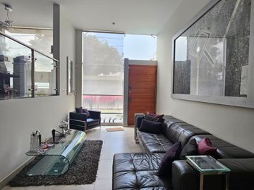 San Isidro: Venta de Casa de Tres Pisos + Terraza con Piscina. A PASOS DEL OLIVAR.