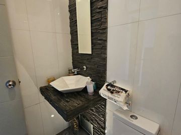 San Isidro: Venta de Casa de Tres Pisos + Terraza con Piscina. A PASOS DEL OLIVAR.