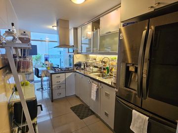 San Isidro: Venta de Casa de Tres Pisos + Terraza con Piscina. A PASOS DEL OLIVAR.