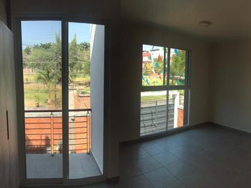 CASA CON ROOF GARDEN Y RECÁMARA EN PB EN VENTA CERCA DE CLUB DE GOLF PARAISO