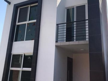CASA CON ROOF GARDEN Y RECÁMARA EN PB EN VENTA CERCA DE CLUB DE GOLF PARAISO