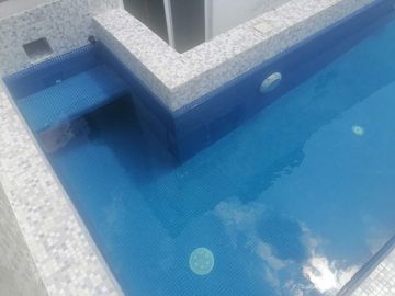 CASA CON ROOF GARDEN Y RECÁMARA EN PB EN VENTA CERCA DE CLUB DE GOLF PARAISO