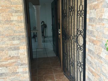 vendo muy amplio departamento en Urdesa Norte