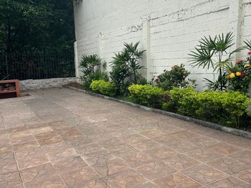 vendo muy amplio departamento en Urdesa Norte