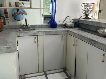 vendo muy amplio departamento en Urdesa Norte