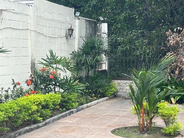 vendo muy amplio departamento en Urdesa Norte