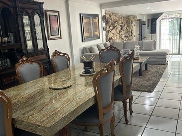 vendo muy amplio departamento en Urdesa Norte