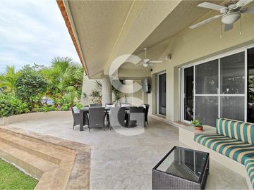 Casa en Venta en Cancun Frente Al Mar en Las Quintas Zona Hotelera