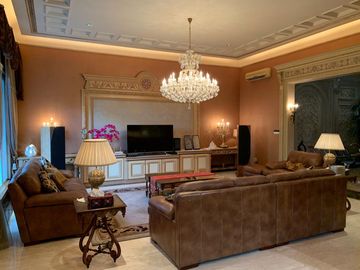 Langka! Rumah Mewah Taman Resort Mediterania, classic, furnished