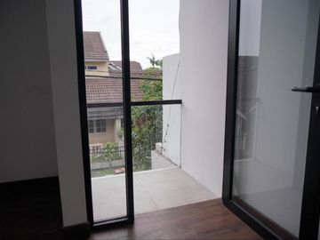 DIJUAL RUMAH KEKINIAN STRATEGIS DI KOMPLEK ARCAMANIK ENDAH KOTA BANDUNG