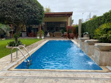 EXCLUSIVA CASA DE CAMPO CON PISCINA Y GRAN ÁREA SOCIAL EN FUNDO PASO CHICO, LURÍN