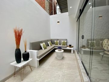 CASA DE ESTRENO  EN VENTA URB. MIRAFLORES COUNTRY CLUB