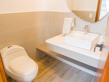 Casa de Venta por Estrenar en Tumbaco, cerca  del Tunel Guayasamin - Dormitorio Master en Planta Baja