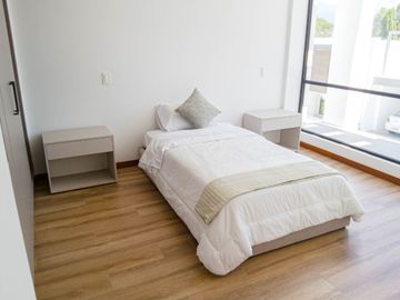 Casa de Venta por Estrenar en Tumbaco, cerca  del Tunel Guayasamin - Dormitorio Master en Planta Baja
