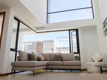 Casa de Venta por Estrenar en Tumbaco, cerca  del Tunel Guayasamin - Dormitorio Master en Planta Baja