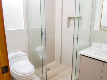 Casa de Venta por Estrenar en Tumbaco, cerca  del Tunel Guayasamin - Dormitorio Master en Planta Baja