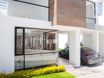Casa de Venta por Estrenar en Tumbaco, cerca  del Tunel Guayasamin - Dormitorio Master en Planta Baja