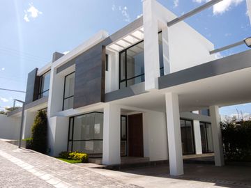 Casa de Venta por Estrenar en Tumbaco, cerca  del Tunel Guayasamin - Dormitorio Master en Planta Baja