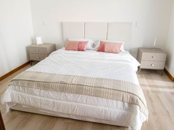Casa de Venta por Estrenar en Tumbaco, cerca  del Tunel Guayasamin - Dormitorio Master en Planta Baja