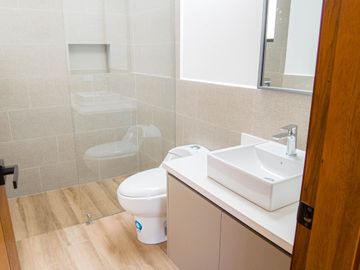 Casa de Venta por Estrenar en Tumbaco, cerca  del Tunel Guayasamin - Dormitorio Master en Planta Baja