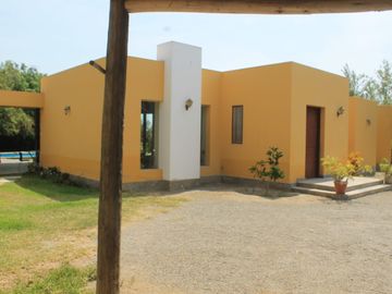 LINDA CASA DE CAMPO CON GRAN PISCINA  EN CONDOMINIO LA TOSCANA, CAÑETE