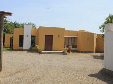 LINDA CASA DE CAMPO CON GRAN PISCINA  EN CONDOMINIO LA TOSCANA, CAÑETE