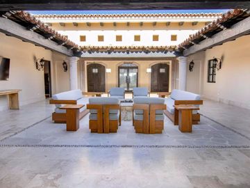 Casa con alberca infinity privada, vista al campo del golf, pergola, Fogata y  area de golf para practicar en Pacific Ocean, Cabo San Lucas.