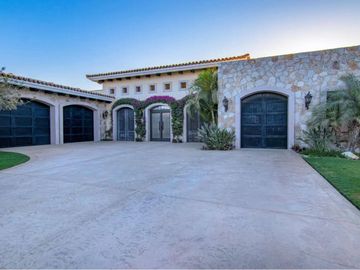 Casa con alberca infinity privada, vista al campo del golf, pergola, Fogata y  area de golf para practicar en Pacific Ocean, Cabo San Lucas.