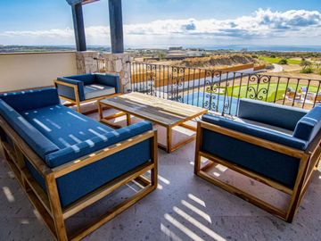 Casa con alberca infinity privada, vista al campo del golf, pergola, Fogata y  area de golf para practicar en Pacific Ocean, Cabo San Lucas.