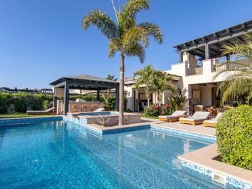 Casa con alberca infinity privada, vista al campo del golf, pergola, Fogata y  area de golf para practicar en Pacific Ocean, Cabo San Lucas.
