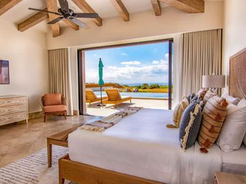 Casa con alberca infinity privada, vista al campo del golf, pergola, Fogata y  area de golf para practicar en Pacific Ocean, Cabo San Lucas.