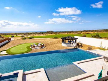 Casa con alberca infinity privada, vista al campo del golf, pergola, Fogata y  area de golf para practicar en Pacific Ocean, Cabo San Lucas.