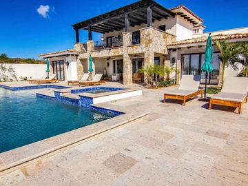 Casa con alberca infinity privada, vista al campo del golf, pergola, Fogata y  area de golf para practicar en Pacific Ocean, Cabo San Lucas.