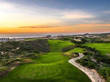 Casa con alberca infinity privada, vista al campo del golf, pergola, Fogata y  area de golf para practicar en Pacific Ocean, Cabo San Lucas.