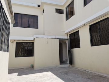 VENDO CASA RENTERA SECTOR POMASQUI DE 452,88 M2