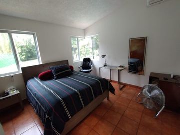 Venta De Casa Con Alberca Y Muy Bien Ubicada En Delicias, Cuernavaca