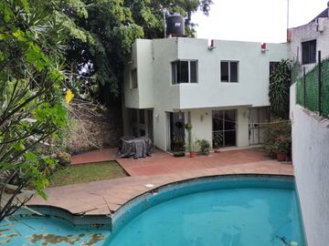 Venta De Casa Con Alberca Y Muy Bien Ubicada En Delicias, Cuernavaca