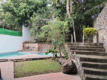 Venta De Casa Con Alberca Y Muy Bien Ubicada En Delicias, Cuernavaca